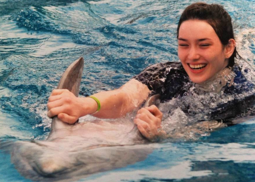Does the Dolphin Swim Adventure include swimming with dolphins in Oahu